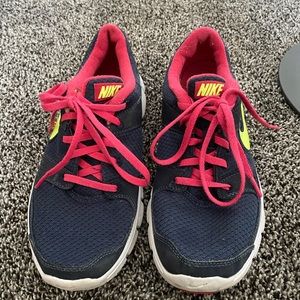 Women’s Size 7 Nike Tennis Shoes